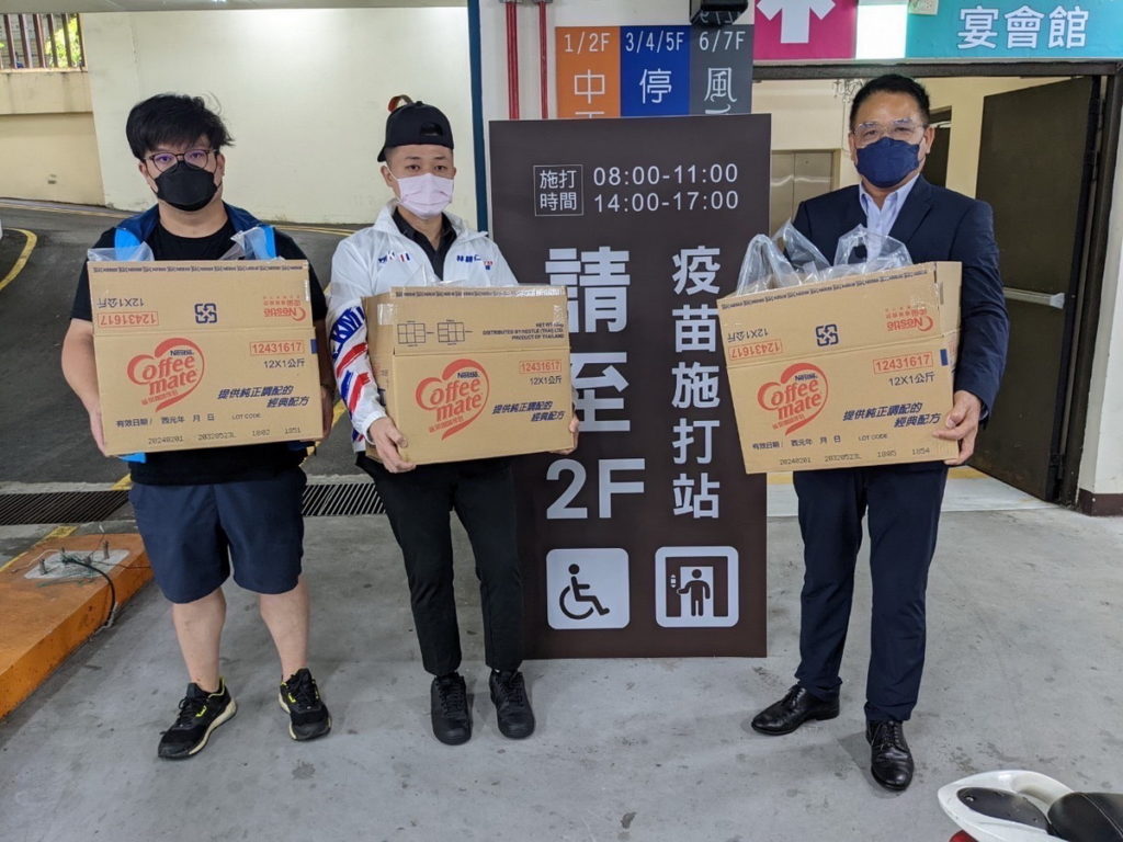 新竹市長參選人林耕仁,為施打站醫護及志工送暖。(圖:翻攝自林耕仁臉書)