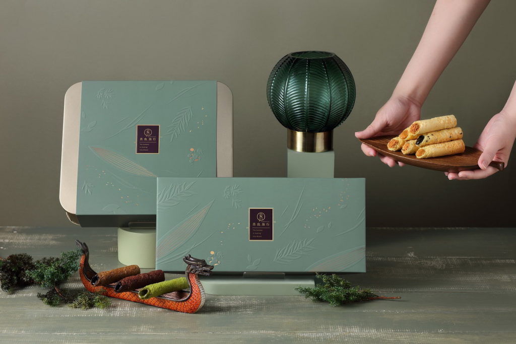 青鳥旅行推出端午限定「盛情端陽」灌餡蛋捲禮盒。以端午習俗「蓄蘭沐浴」為題,並結合典雅細緻的包裝,為您傳達盛情祝福的心意