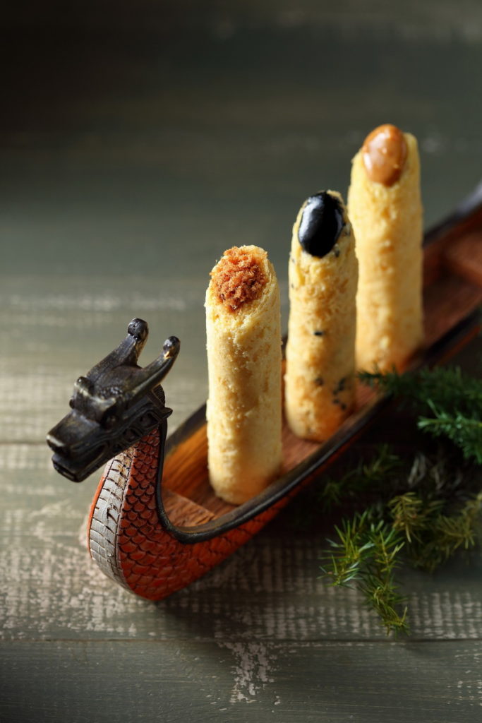 青鳥旅行綜合灌餡蛋捲禮盒,在端午送禮時分不僅能傳達盛情心意,也祈願一切安好、平安幸福