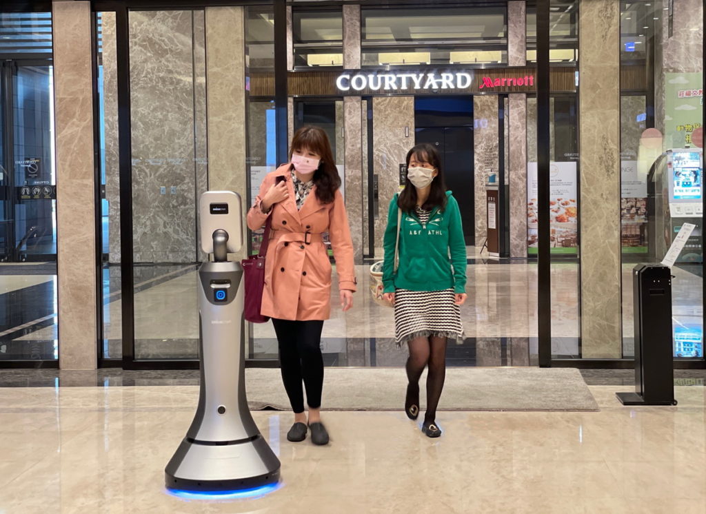 台北六福萬怡酒店導入清消、送餐、接待智能機器人,將勞動性工作將由機器人代勞,以強化服務力。(圖/六福旅遊集團)