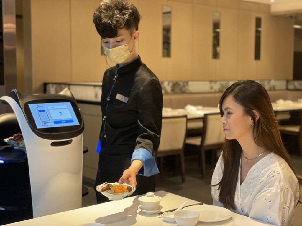 台北六福萬怡酒店導入送餐機器人負責餐點輸送,讓服務人員能更有時間跟客戶互動、說菜,增進感情。(圖/六福旅遊集團)