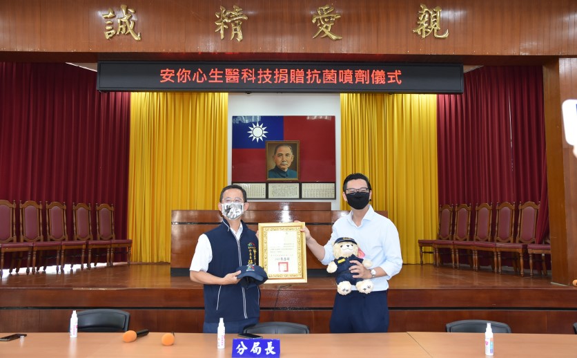 ▲中警一分局長張啓祥回贈感謝狀,感謝企業愛心力挺 (圖/台中市警察局 提供)