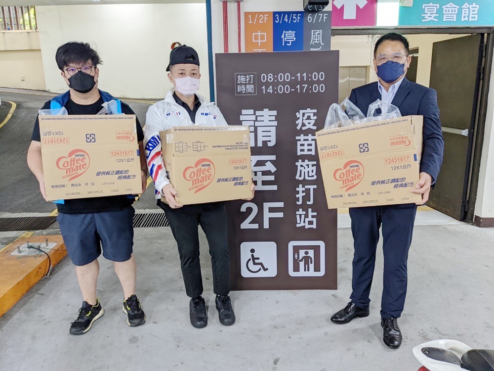 ▲新竹市長參選人林耕仁，為施打站醫護及志工送暖。（圖：翻攝自林耕仁臉書）