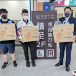 ▲新竹市長參選人林耕仁，為施打站醫護及志工送暖。（圖：翻攝自林耕仁臉書）