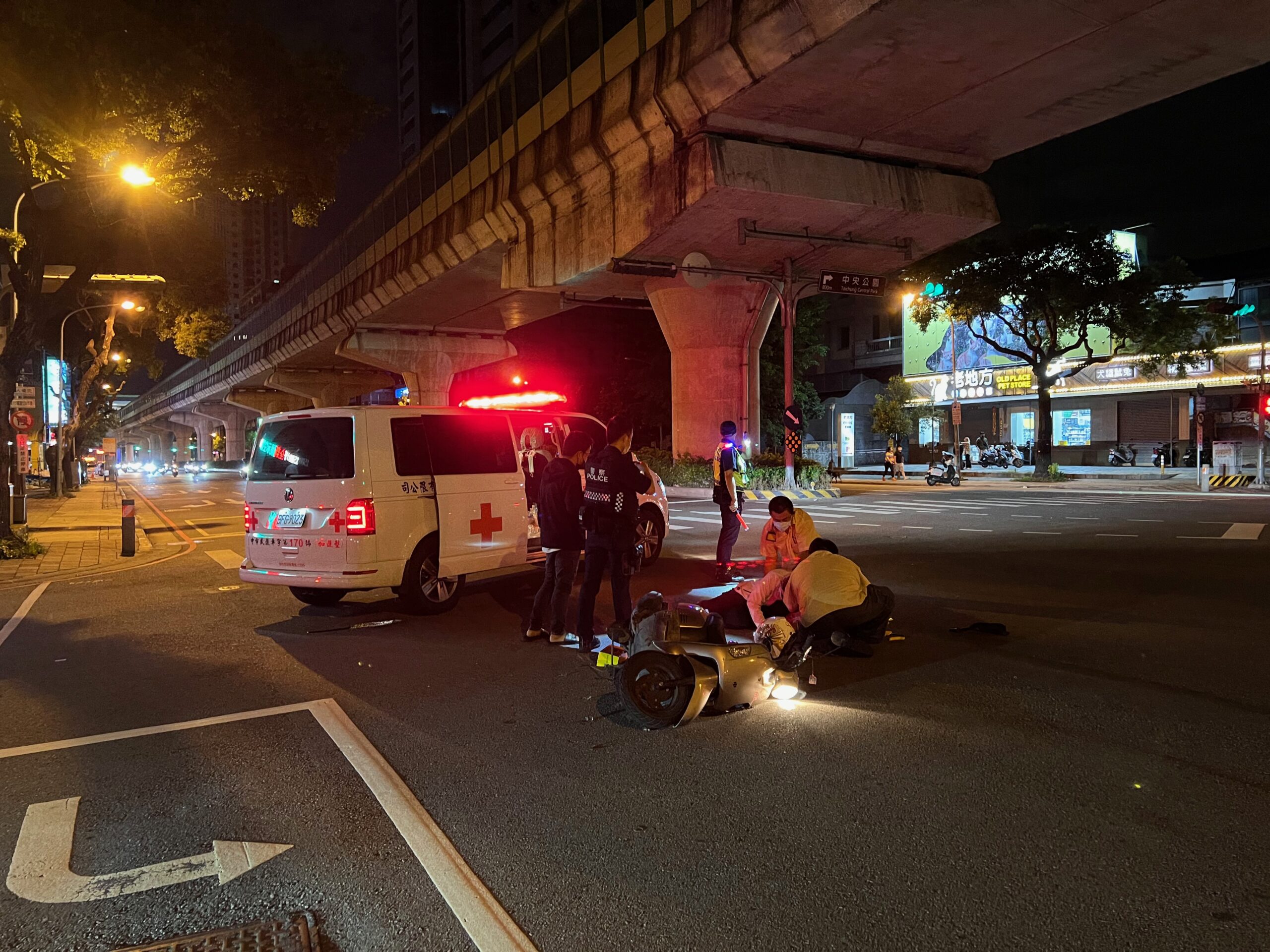 禮讓救護車 遭後方機車追撞。記者爆料網