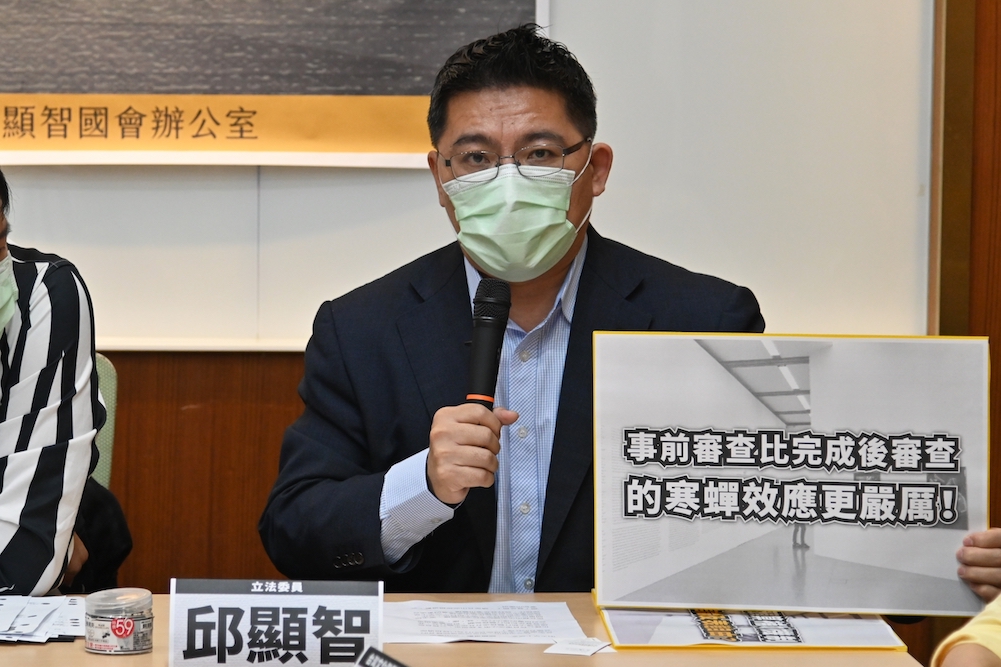 李永得遭控以預算要求拿掉協作者 時代力量偕當事人要文化部給交代 55 時代力量立委邱顯智11日公開呼籲文化部長李永得,應儘速出來面對爭議,有錯誤即承認錯誤。