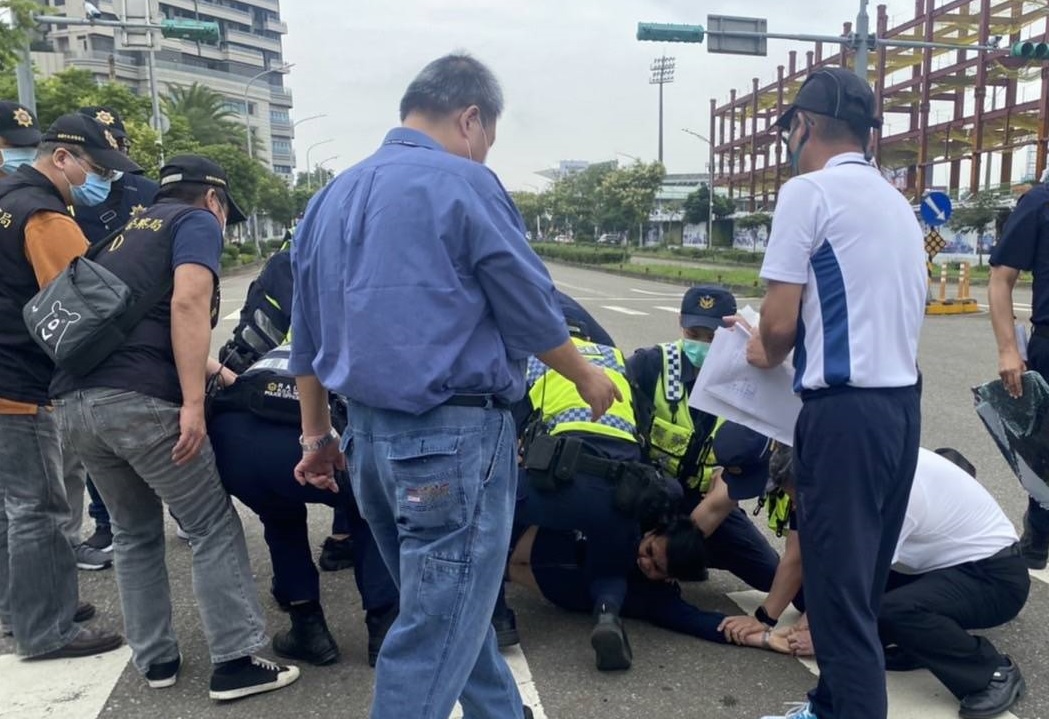 【有影】保護金正恩?蔡英文桃園剪綵 毛嘉慶陳情警察暴力砸車抓人 54 蔡英文桃園剪綵毛嘉慶陳情警察暴力砸車抓人