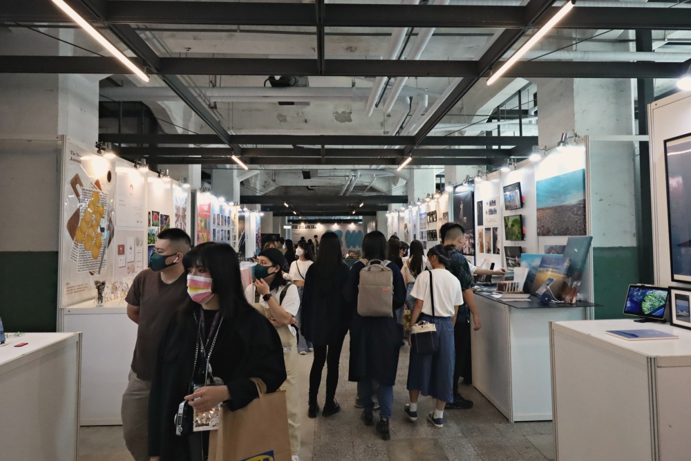 【有影】2022松山文創學園祭開展 松菸盼助學子串接產業資源、人脈 41 2. 「2022松山文創學園祭」為期40天展期,集結全台46所校系和中華民國景觀學會共同參與,展出超過200件作品