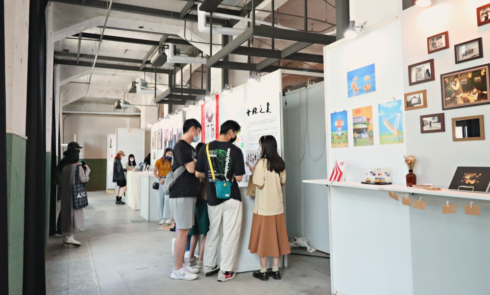 【有影】2022松山文創學園祭開展 松菸盼助學子串接產業資源、人脈 42 4. 今年園區尊重也支持各校系辦理畢展的決定,並遵守中央防疫政策,也首度實體線上同步開展