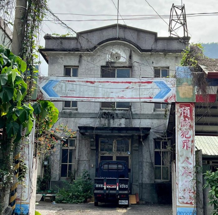 逾80年舊水里分駐所閒置地方盼活化 林明溱允研議規劃