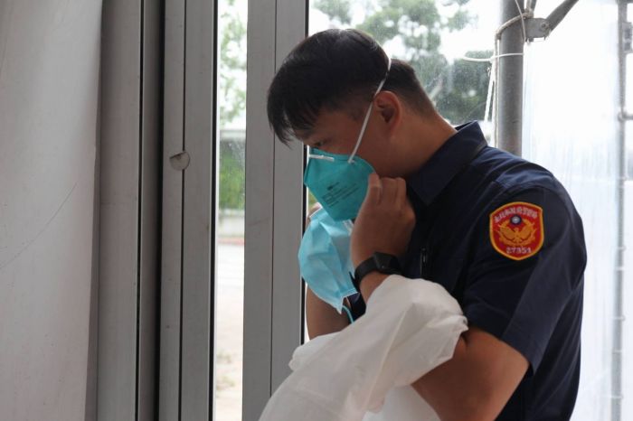 北投警爆汗執勤全套防護 提醒快篩陽民眾依約分流前往