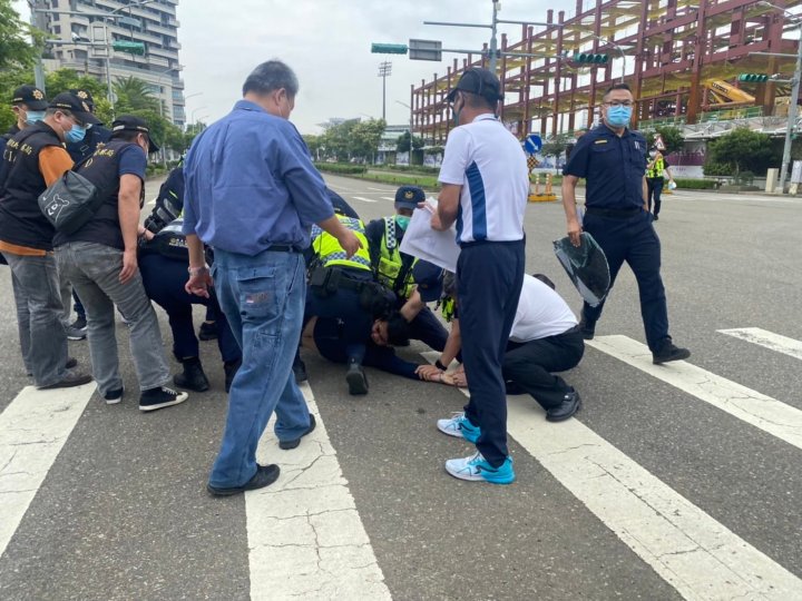 【有片】抗議客博經費竟遭破窗強制驅離 警方:維安考量 18 279962001 10159217547804794 4818009062489464145 n