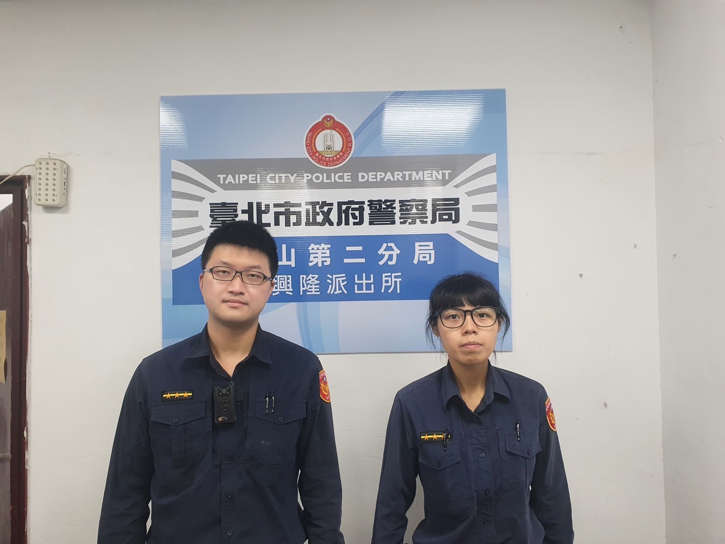 圖片說明:興隆派出所員警洪翊軒(左)、黃稚涵(右)與熱心民眾共同阻詐成功。(記者趙靜姸翻攝)