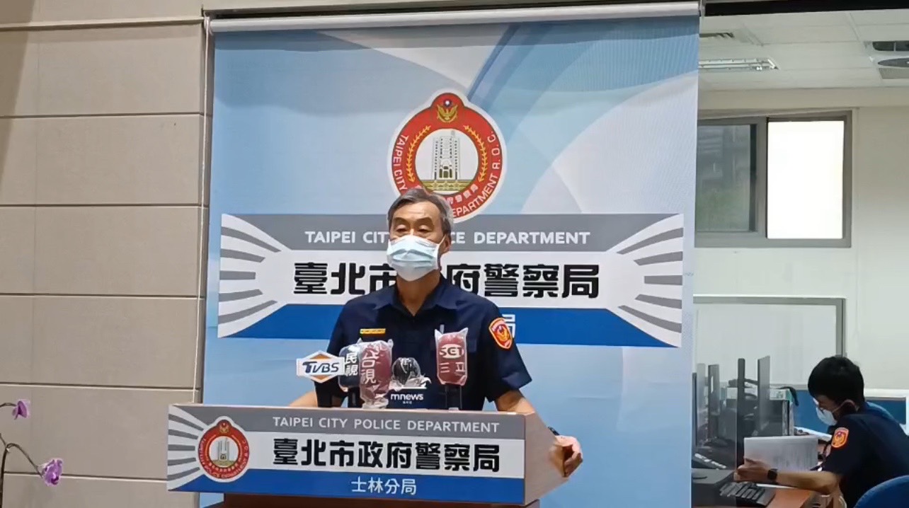 圖片說明:士林分局蔡煉勇副分局長說明畫面。(記者葉鈞宇翻攝)
