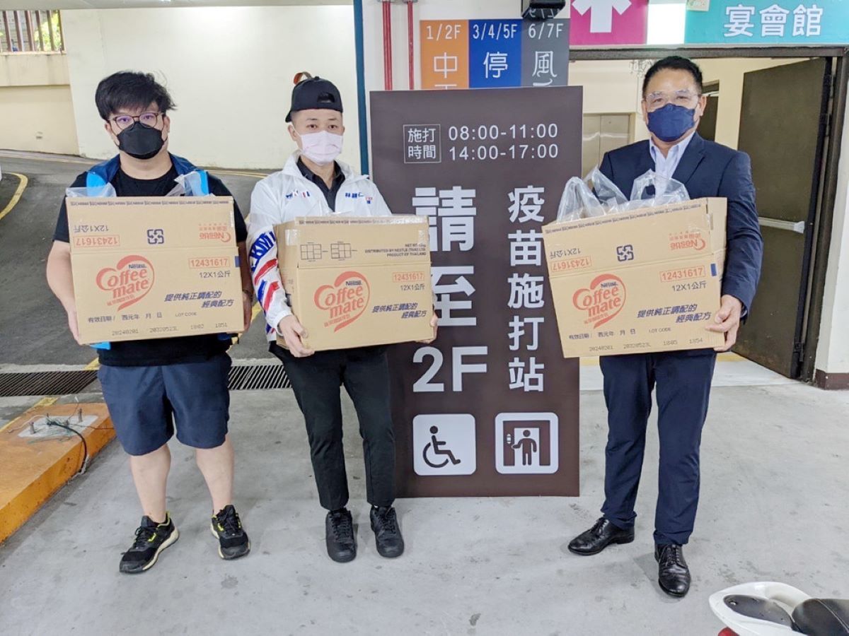 圖片說明:新竹市長參選人林耕仁,為施打站醫護及志工送暖。(圖:翻攝自林耕仁臉書)