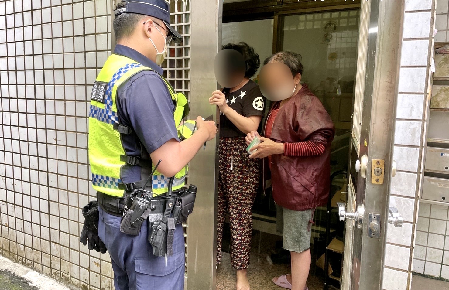 圖片說明:巡佐楊智勝主動以巡邏車護送老婦人至武隆街交由女兒照顧。(記者宋紹誠翻攝)