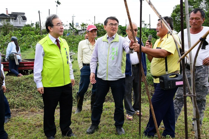 劉櫂豪爭取農糧署補助615萬釋迦園鐵條支柱農業設施, 提升抗災能力,確保農民收益。(記者陳賢義翻攝) 劉櫂豪爭取農糧署補助615萬釋迦園鐵條支柱農業設施, 提升抗災能力,確保農民收益。(記者陳賢義翻攝)