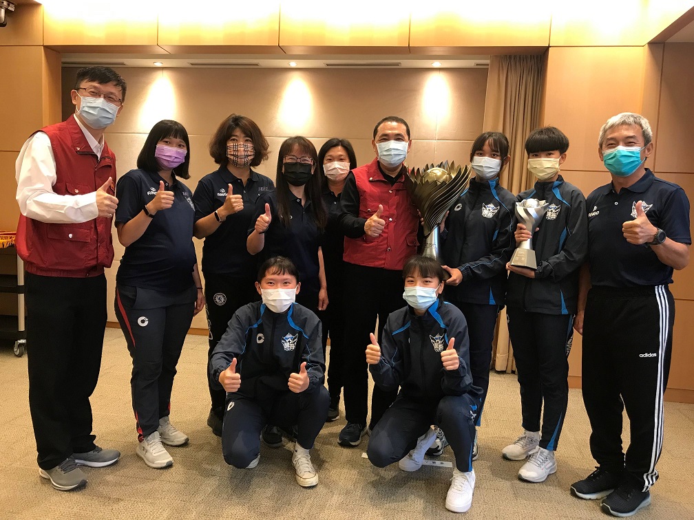 醒吾獲高女甲組冠軍，隊長蕭美華(後排右3)獻獎予市長