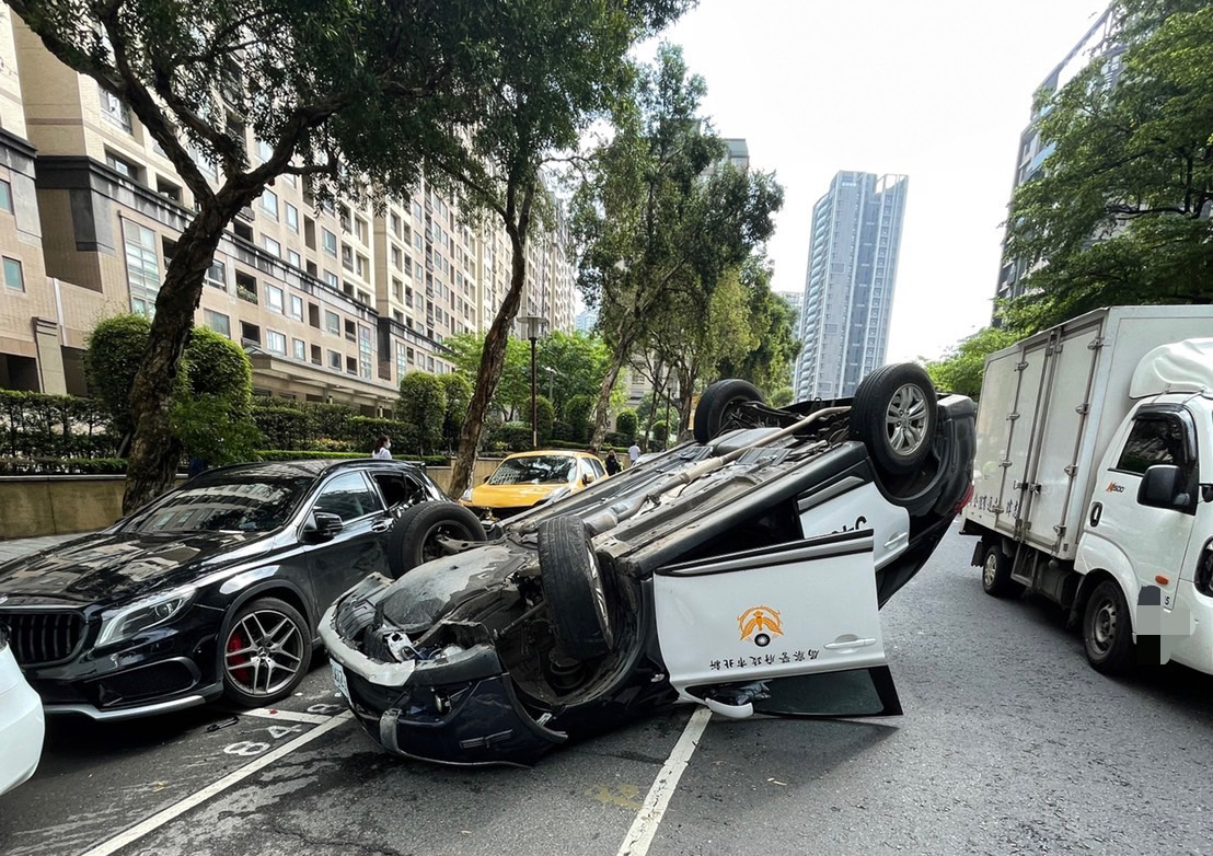 警巡邏擦撞路旁自小客翻覆  2員警受傷送醫無大礙