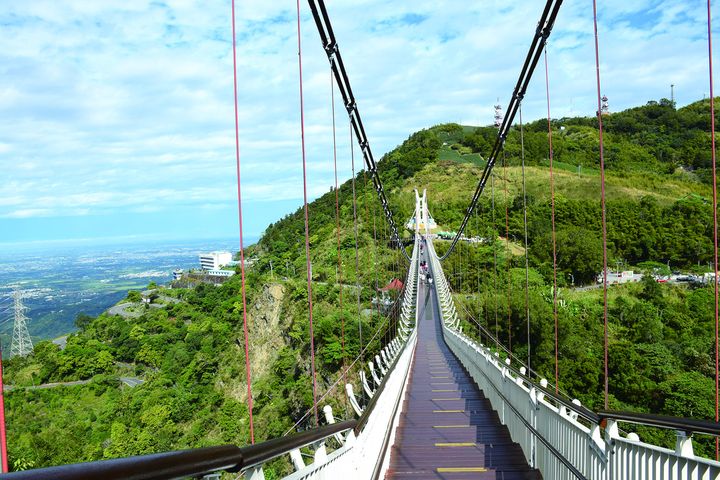 嘉義梅山太平雲梯~全台海拔最高之景觀吊橋梅山36彎、嘉南平原美景盡收眼底。 圖:有限責任嘉義縣梅山鄉太平社區產業合作社/提供