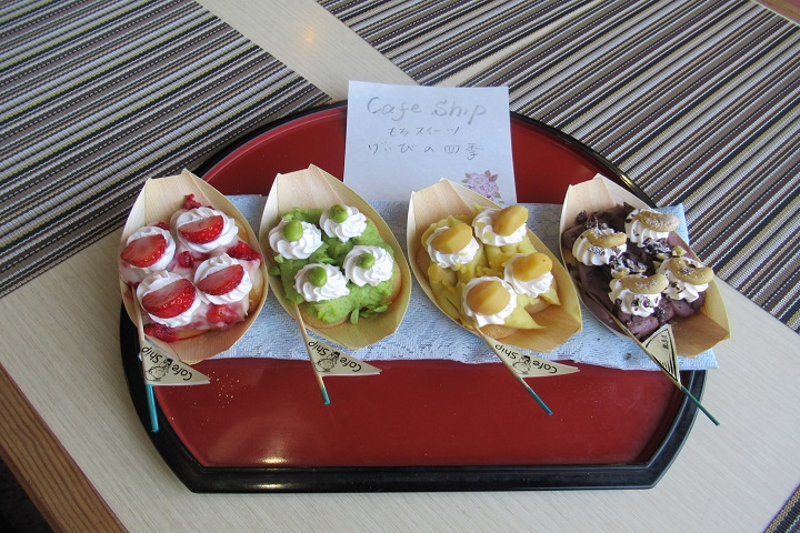 猊鼻溪畔上個月底新開幕的Café Ship推出的「猊鼻溪四季麻糬船」,好看又好吃。 圖:一關市觀光協會/提供