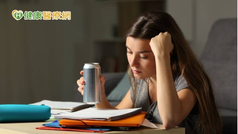 喝能量飲補充體力? 營養師揭「注意事項」