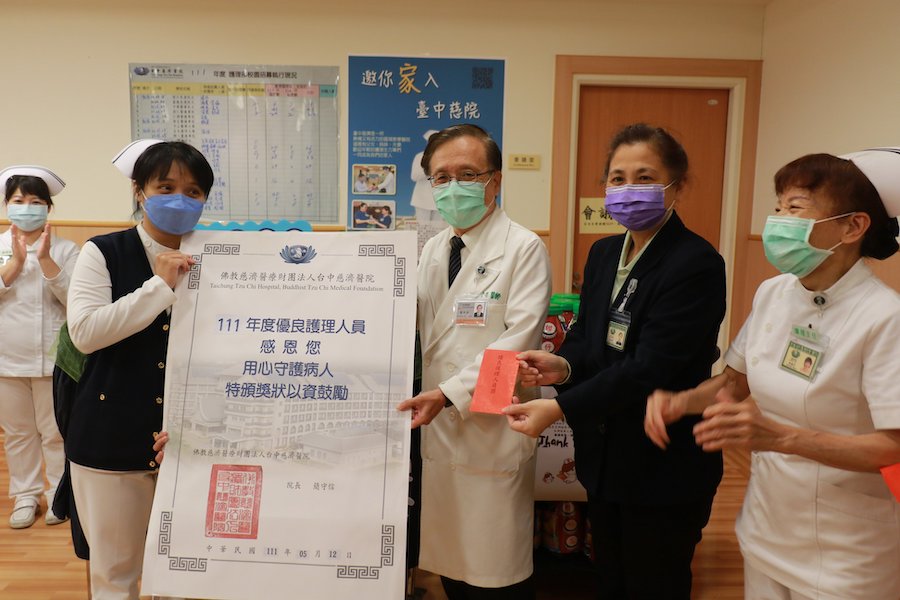 簡守信院長(右三)、莊淑婷副院長(右二)表揚優良護理人員,感恩用心守護病人。