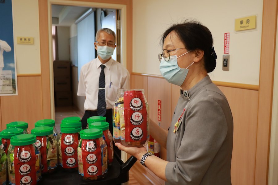 人文組知道護理同仁忙於疫情,經常無法準時用餐,特別準備「柑仔店」點心桶。