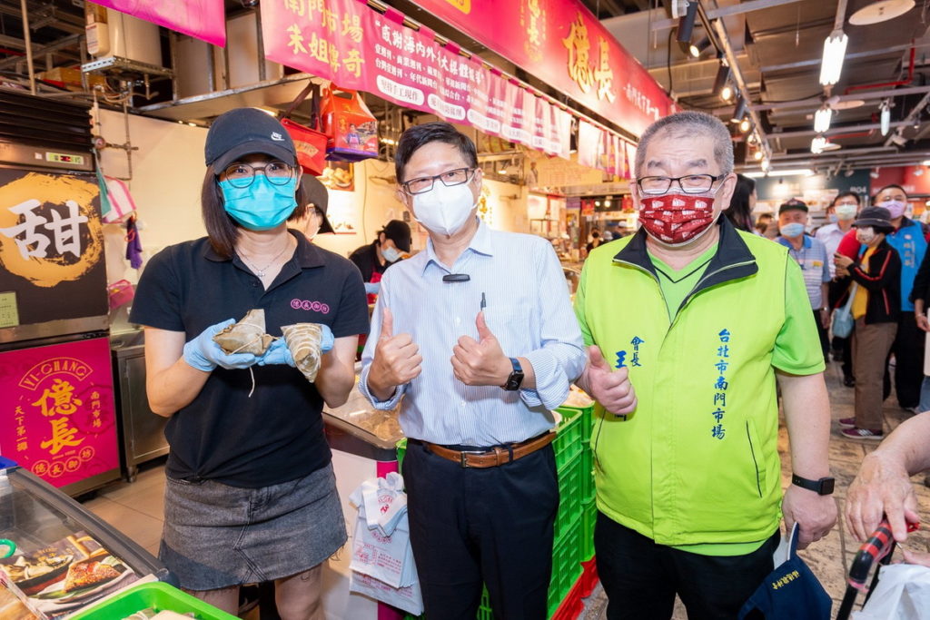 產業局林崇傑局長、王銓國會長與攤商合影