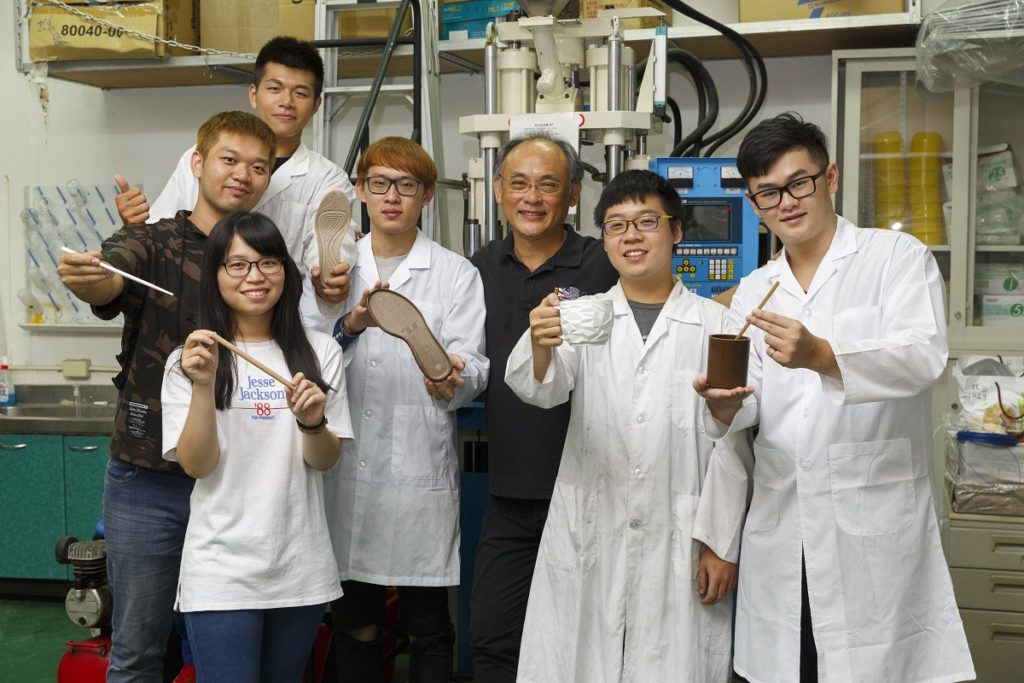 朝陽應化系碩士班學子畢業後成功創業,推出環保食器品牌,以甘蔗渣研發製成甘蔗纖維吸管,獲得多項專利及國際認證,銷往全球30國,銷量可達600萬支。(圖/朝陽科大提供)