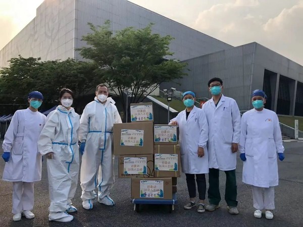 「幼吾幼」團隊送物資到嘉定體育館方艙