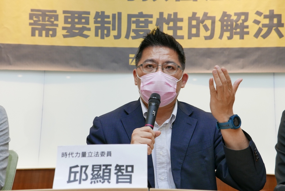 預售屋陷阱多!竹北消費者遭建商一屋二賣 邱顯智籲建立完善制度 45 時力立委邱顯智12日指出,不動產買賣交易一直以來都是非常容易發生爭議的交易類型。購買預售屋,涉及的風險更大。