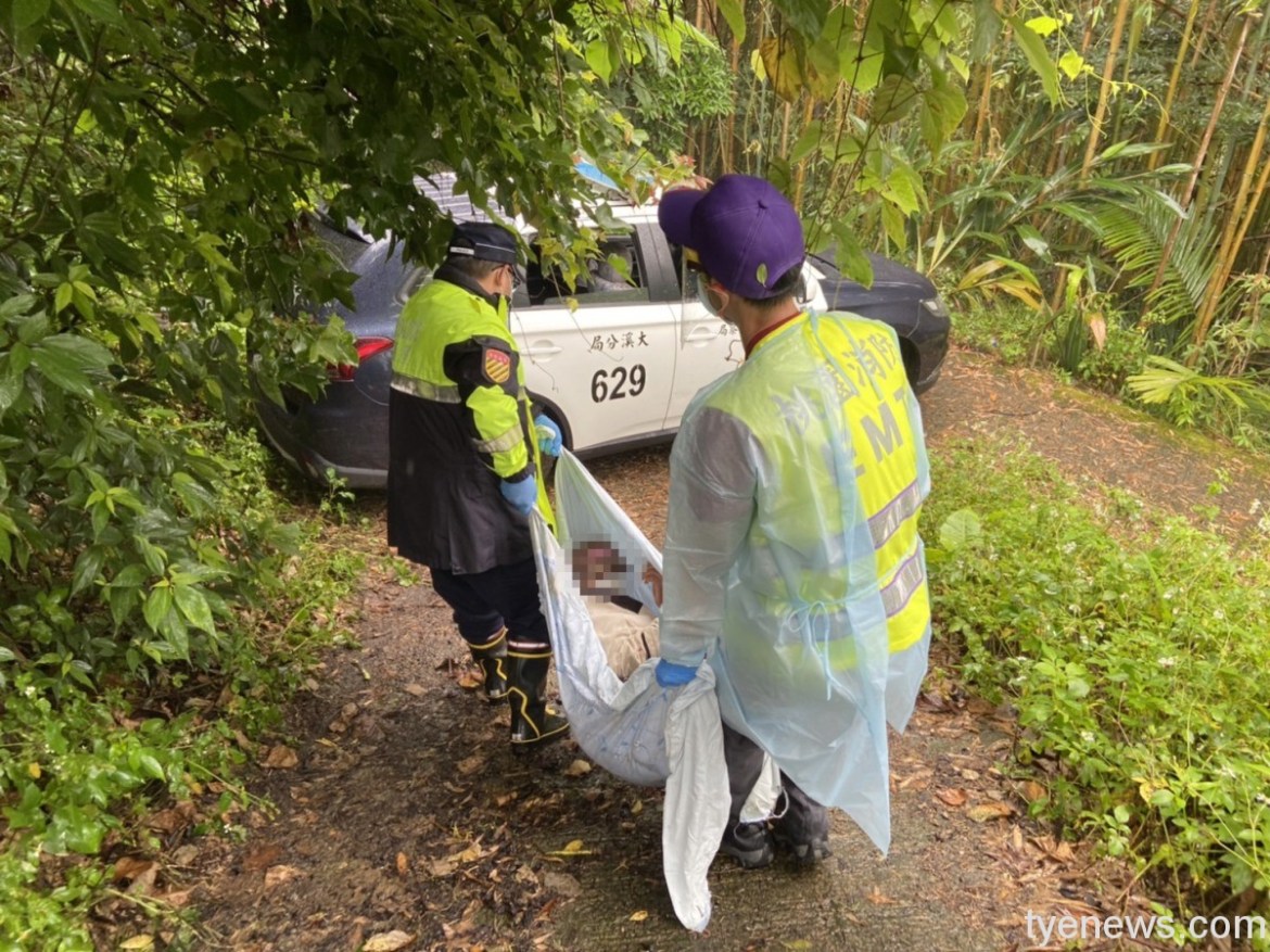 【有片】腹痛倒臥山區 警消被單當擔架抬下山 16 S 6086952