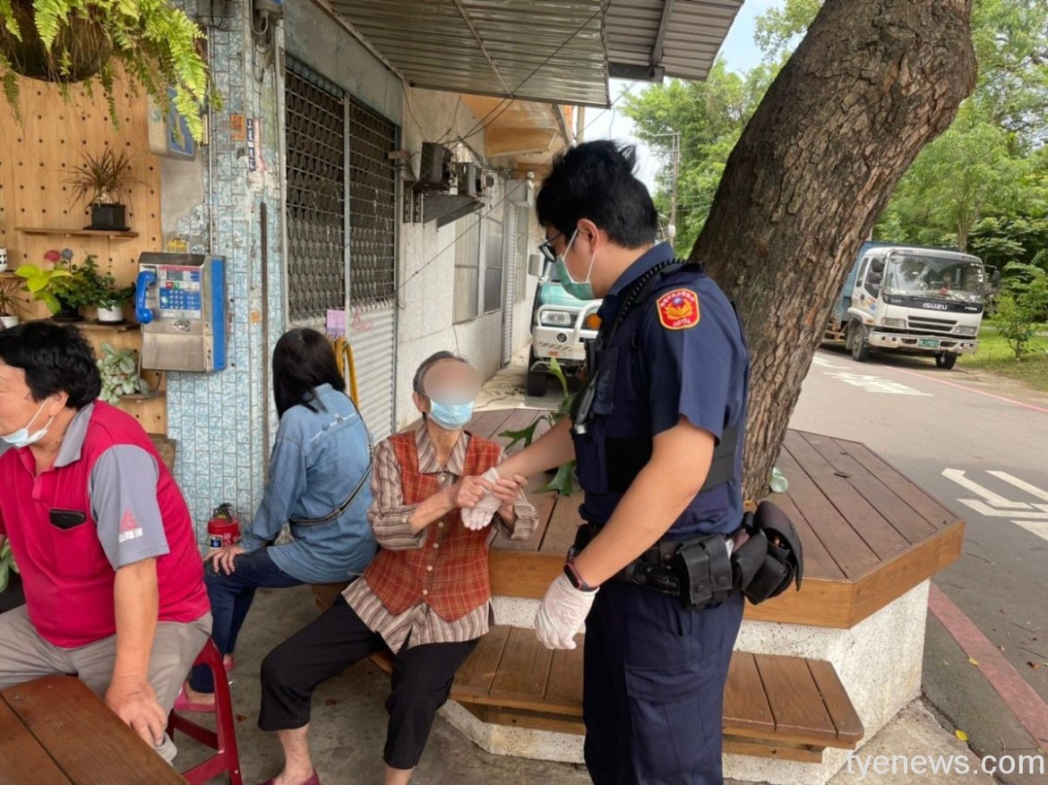 婦人外出散步竟迷路 宋屋所巡警發現助返家 11 370549 scaled