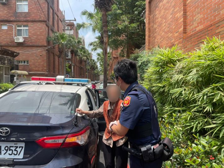 婦人外出散步竟迷路 宋屋所巡警發現助返家 12 370548