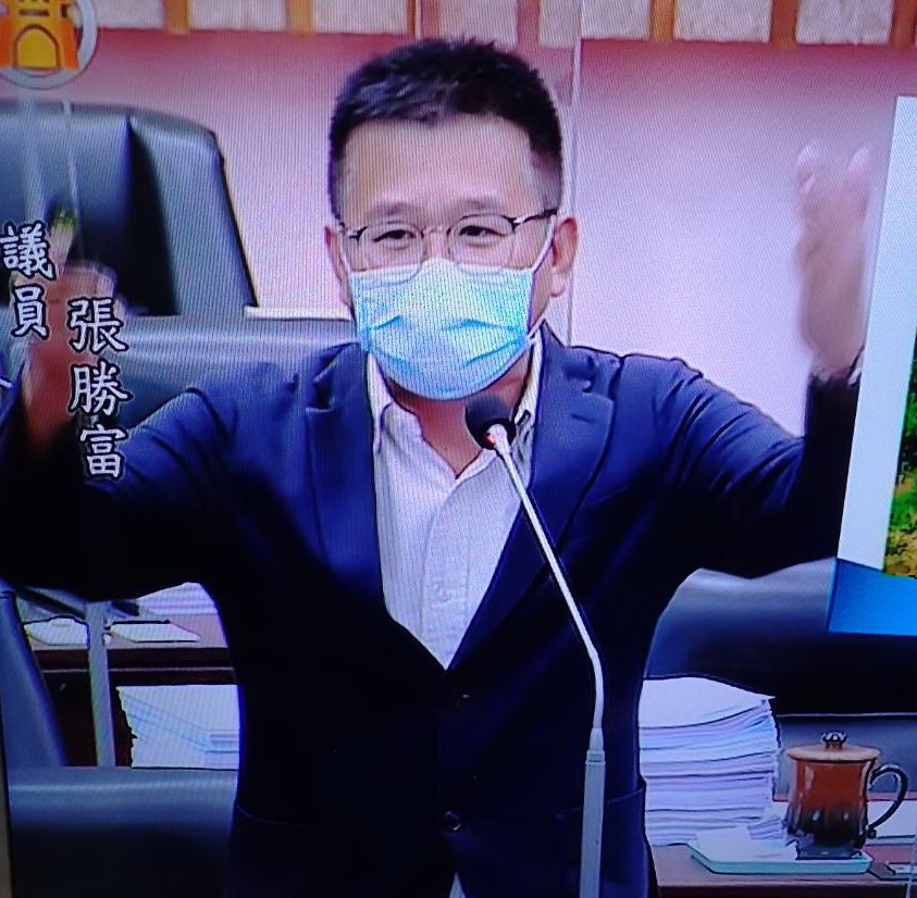 張勝富議員批養工處道路養護消極
