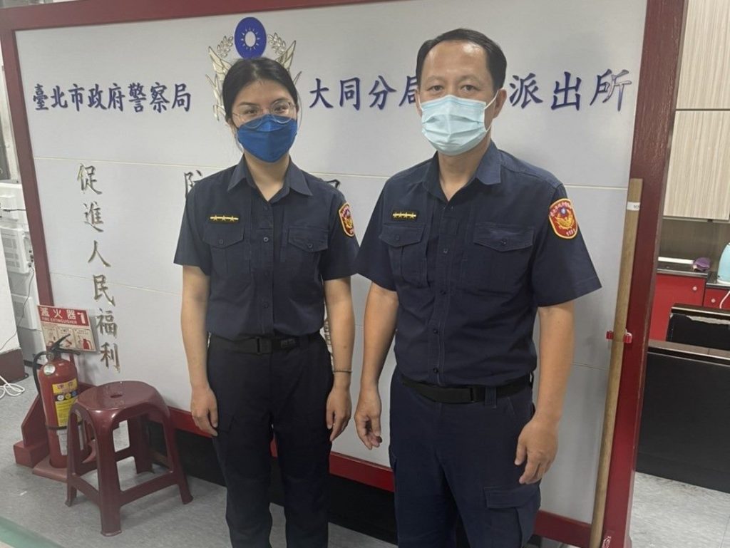 建成所巡佐黃榮章(右)﹑員警吳紫薇(左)/臺北市政府警察局大同分局提供