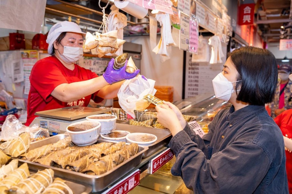 民眾於南門市場兌換肉粽/圖:臺北市市場處提供