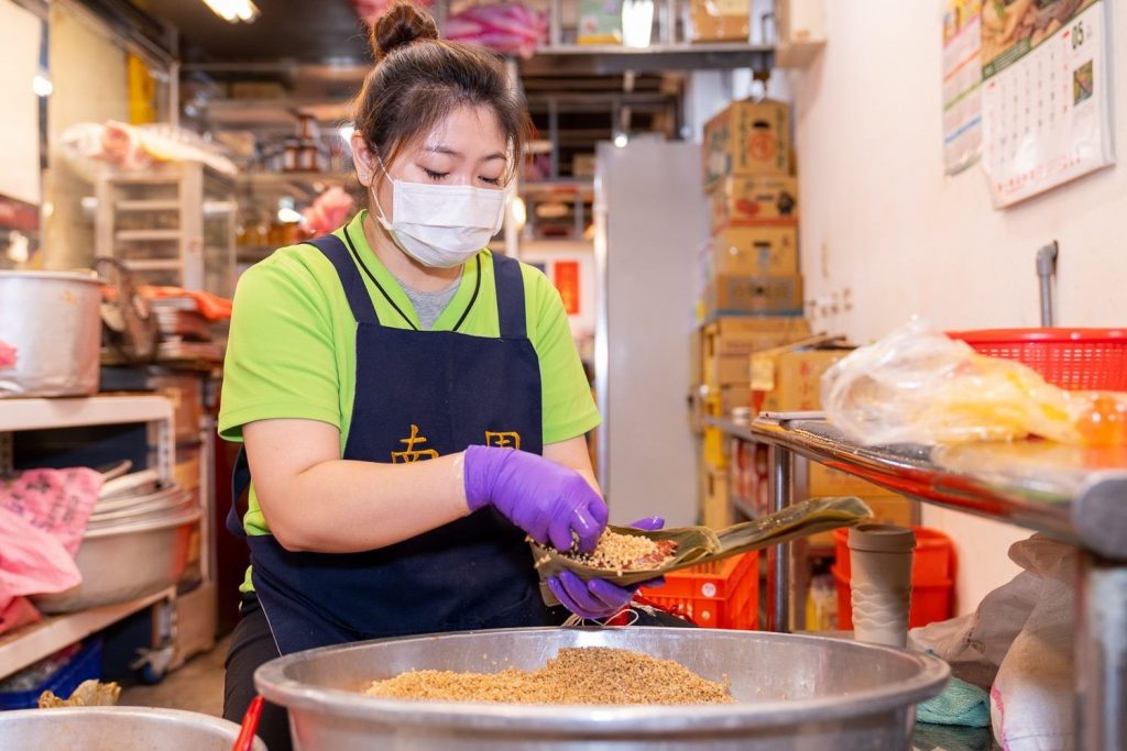 南門市場攤商包粽子景況/圖:臺北市市場處提供