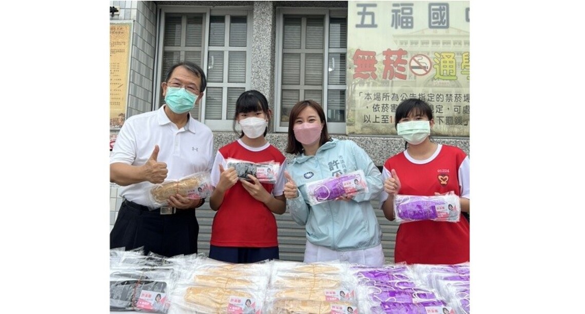 許采蓁贈送母校的會考生口罩     五福國中校長讚許