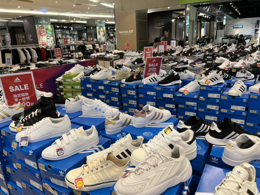 上萬件商品最低下殺4折起,從運動服飾、廚房用品、童裝玩具到休閒鞋款等通通一次網羅