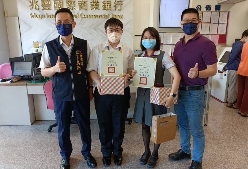 ▲大甲警分局長吳燕山特別到銀行頒發感謝狀及致贈禮品,表揚行員機警阻詐 (圖/台中大甲分局 提供)