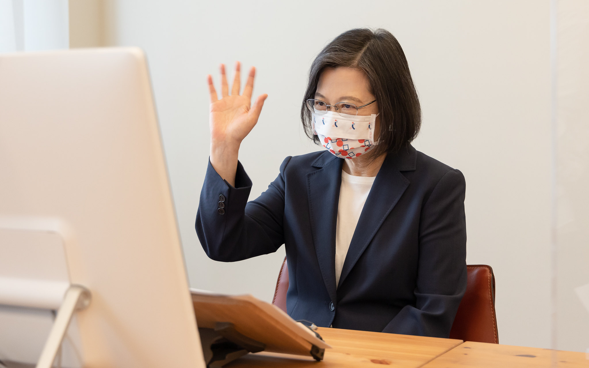 疫情超英趕中 游盈隆警告蔡政府:不公布確診數字是公然反民主 40 疫情超英趕中游盈隆:陳時中不公布確診數字 蔡總統公然反民主