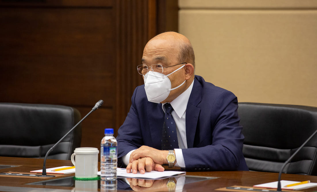 單日確診破6萬 蔡英文急召賴清德蘇貞昌陳時中 指示防疫三原則 36 行政院長蘇貞昌13日上午,應總統蔡英文之召,參加防疫諮詢會議。