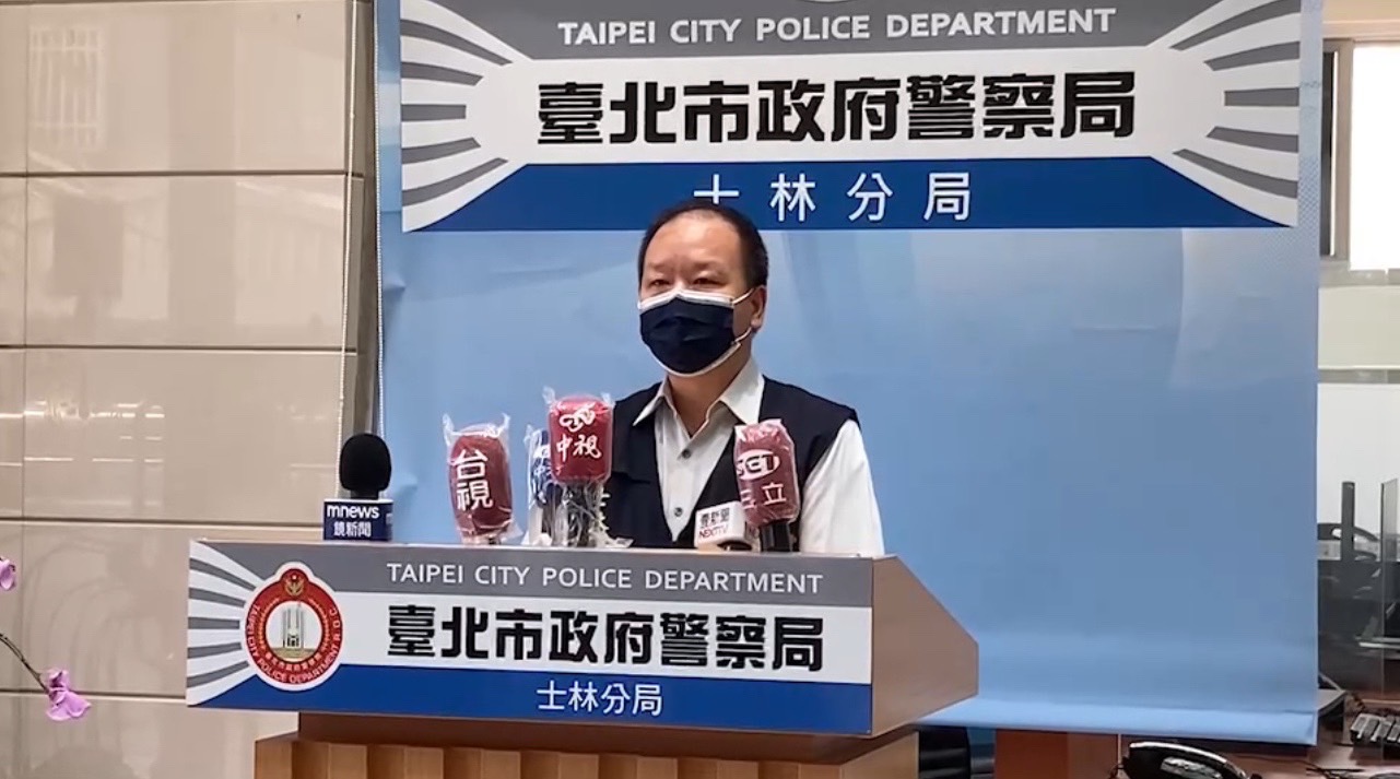 圖片說明:偵查隊副隊長林顏興說明畫面。(記者林鈞澤翻攝)