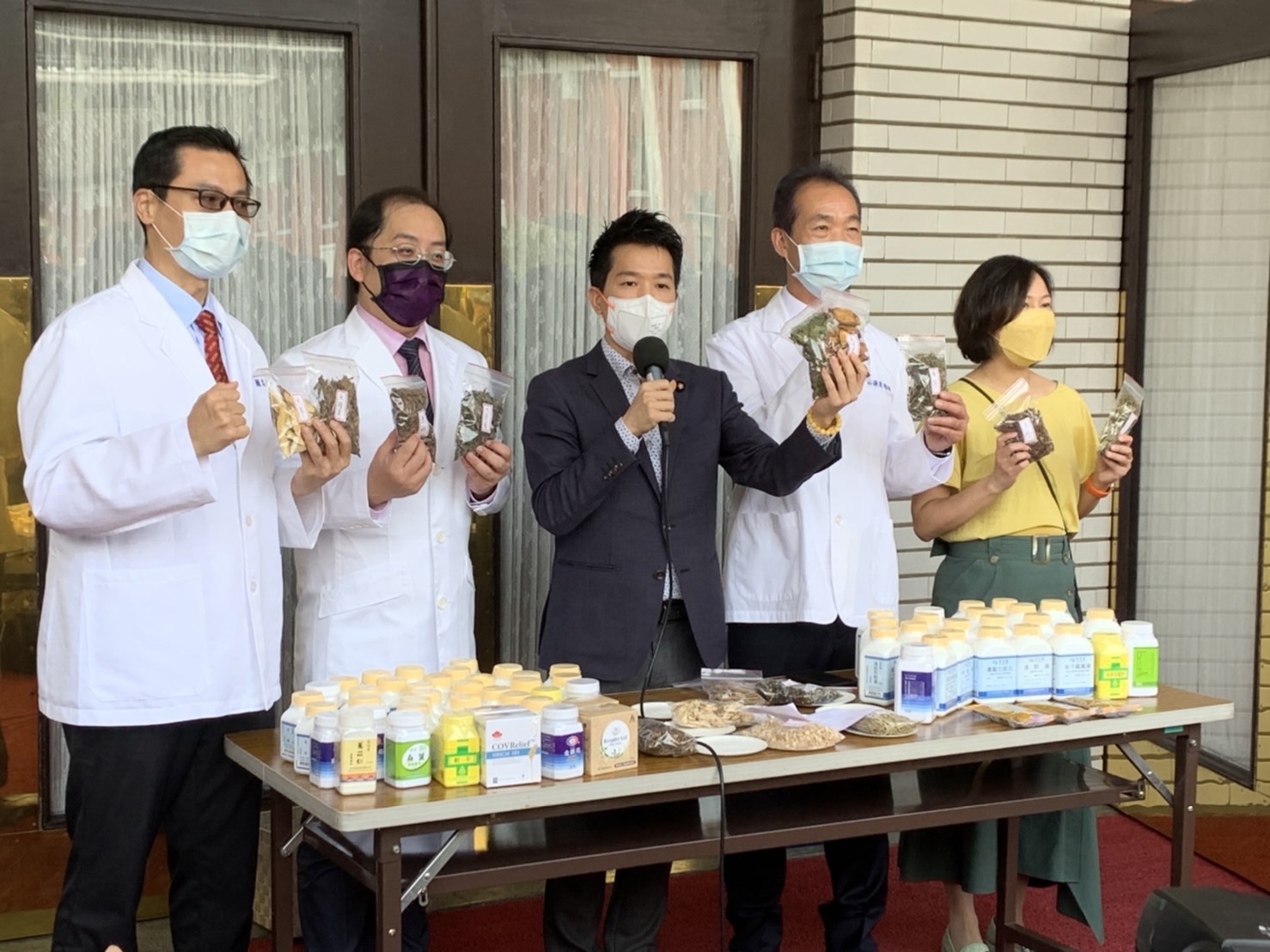 圖片說明:立委何志偉與台北巿中醫師公會共同呼籲民眾切勿購買坊間來路不明之「清冠一號」。(何志偉國會辦公室提供)