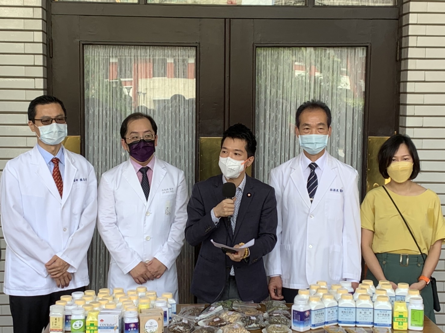 圖片說明:立委何志偉提醒民眾不要囤積藥材在家裏,來路不明的藥材更是有傷身危險。(何志偉國會辦公室提供)