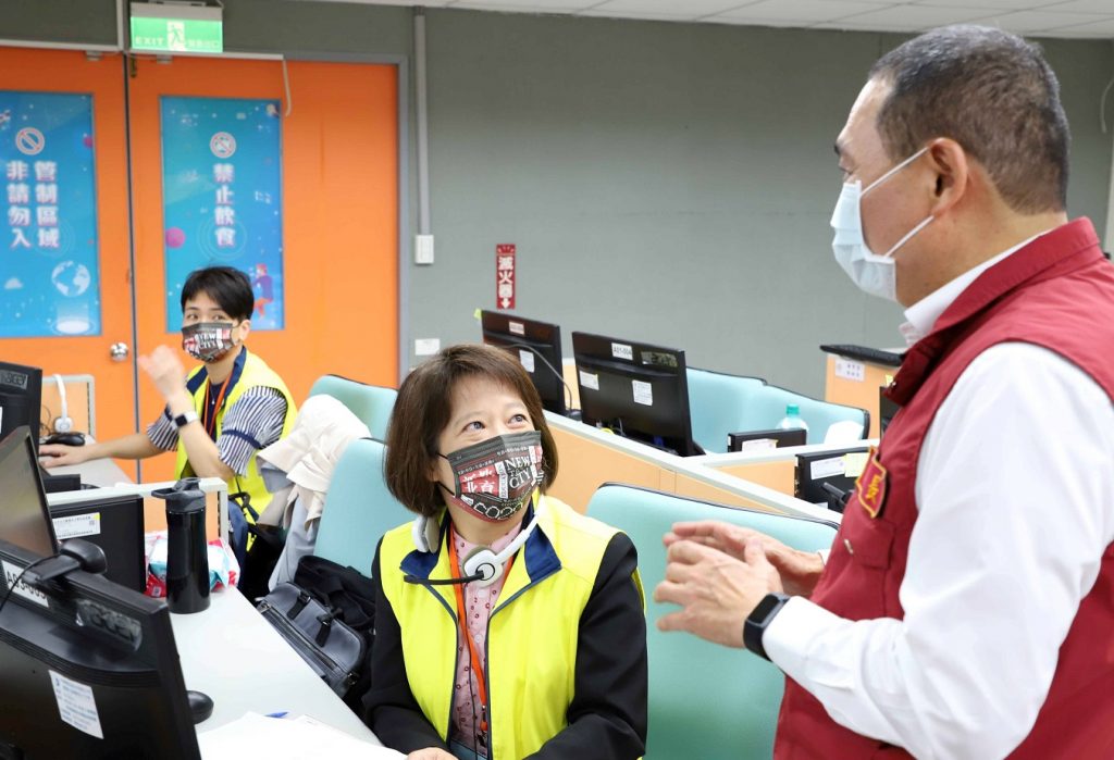 教育局成立校園防疫專案辦公室,增設12條專人服務電話專線