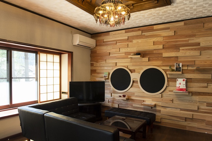 位於福井縣鯖江市的「SABAE MEGANE HOUSE(鯖江眼鏡屋)」,號稱是全球第一間眼鏡旅宿,客廳牆上的大眼鏡其實是黑板,可讓房客用粉筆盡情塗鴉。 圖:SABAE MEGANE HOUSE/提供