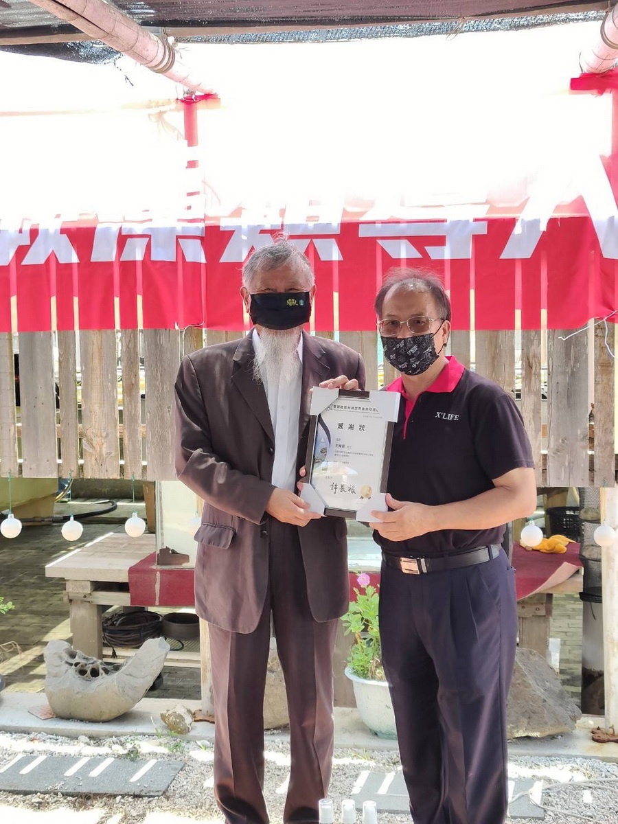 臺灣離島有機友善農業發展協會理事長許長祿（右） 頒發感謝狀給立法院前參事王耀德 （左）